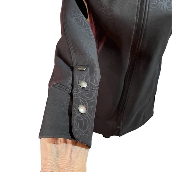 Cloudveil Hooded Black Soft Shell - Rose Design
Jacket Size XS - Picture 4 of 14